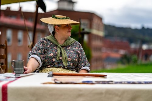hd-colonial-lady-in-hat